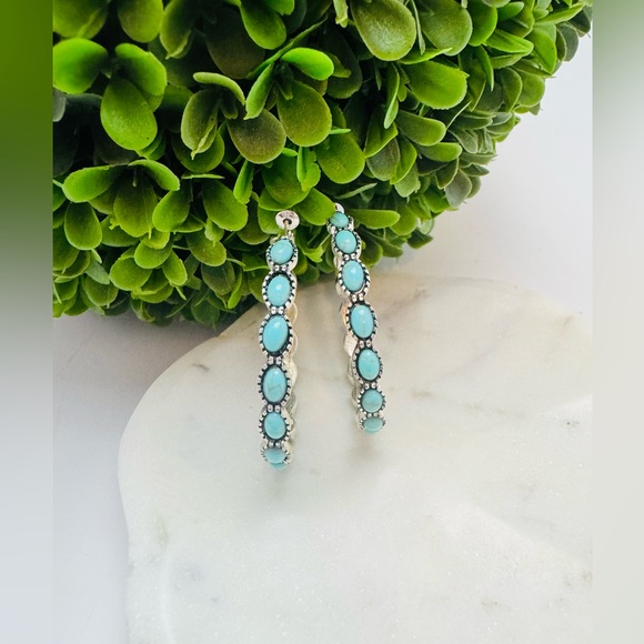 Fashion Jewelry Jewelry - NWOT silver toned oval shaped Fashion Jewelry Earrings bohemian hinged closure